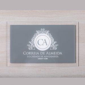 Placa Acrílico 22×35 advogado com logomarca