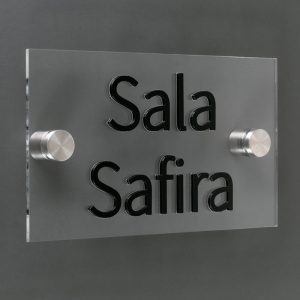 Placa Acrílico 15×25 sinalização ambiente letras sobrepostas afastadores de inox